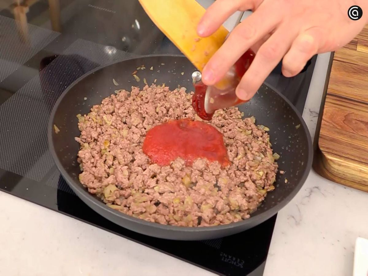 Elaboración de la receta de bomba de carne con salsa picante - paso 1