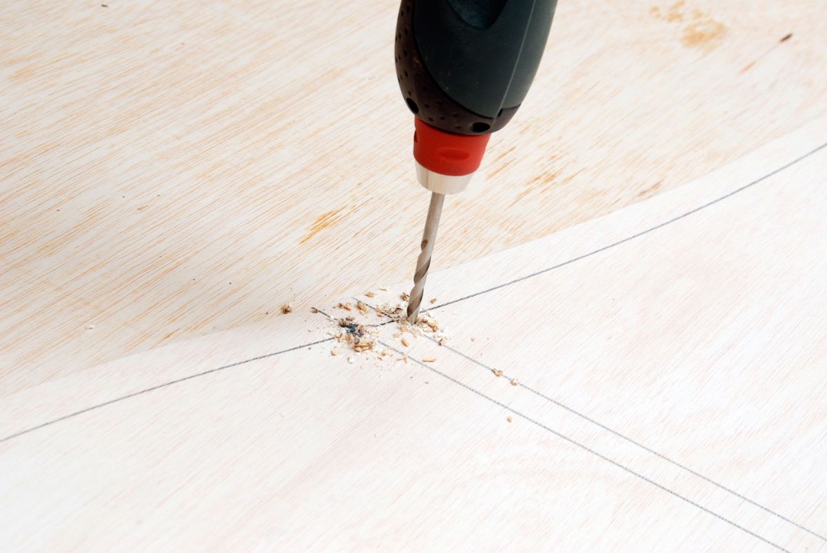 Cómo hacer una lámpara de pie de madera y papel paso 4