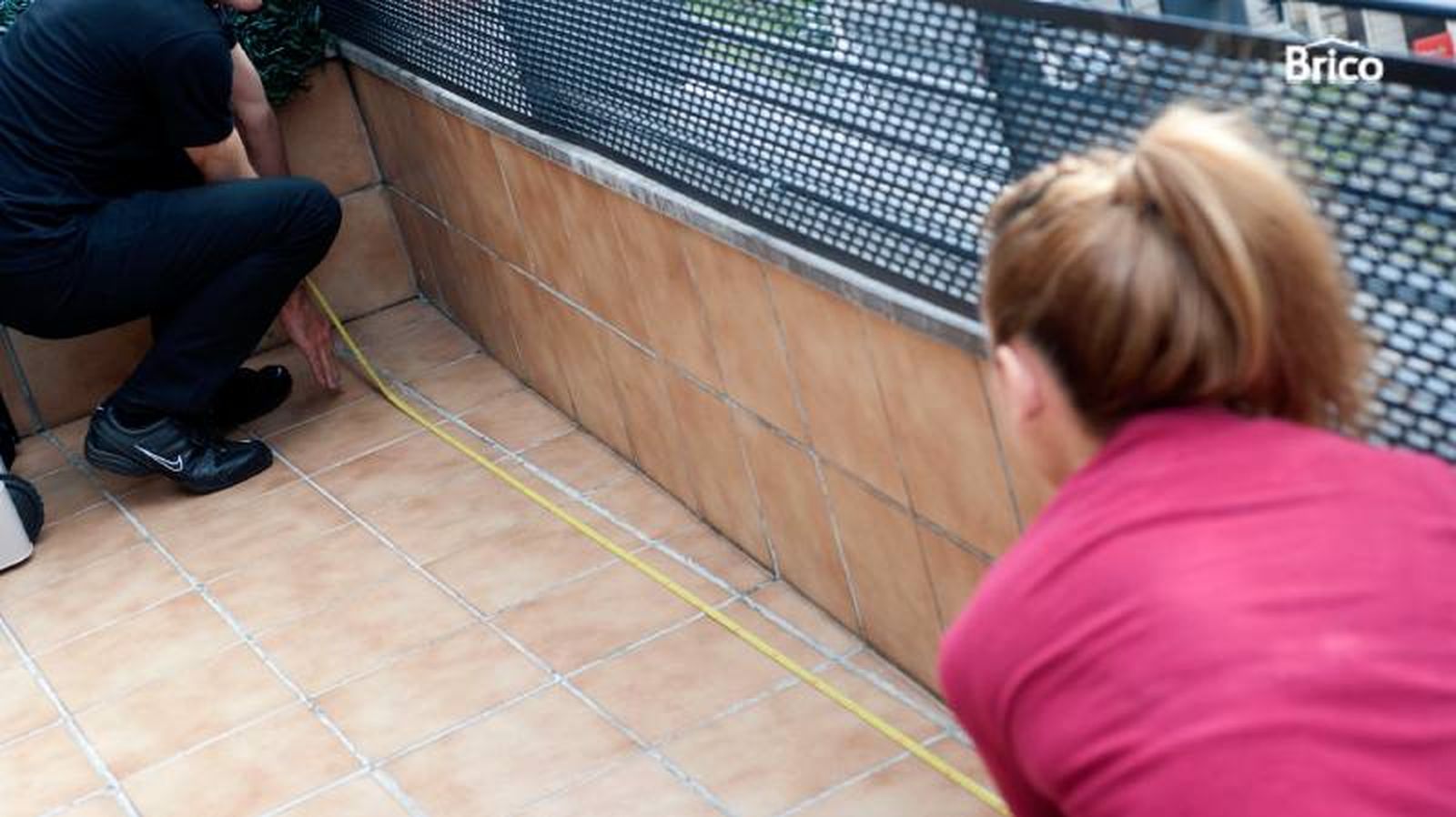 Midiendo un balcón con un flexómetro