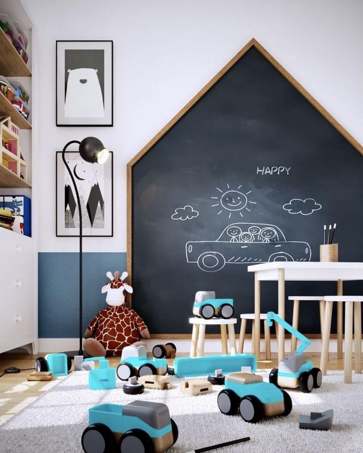 Zona de juegos con pizarra en forma de casita.