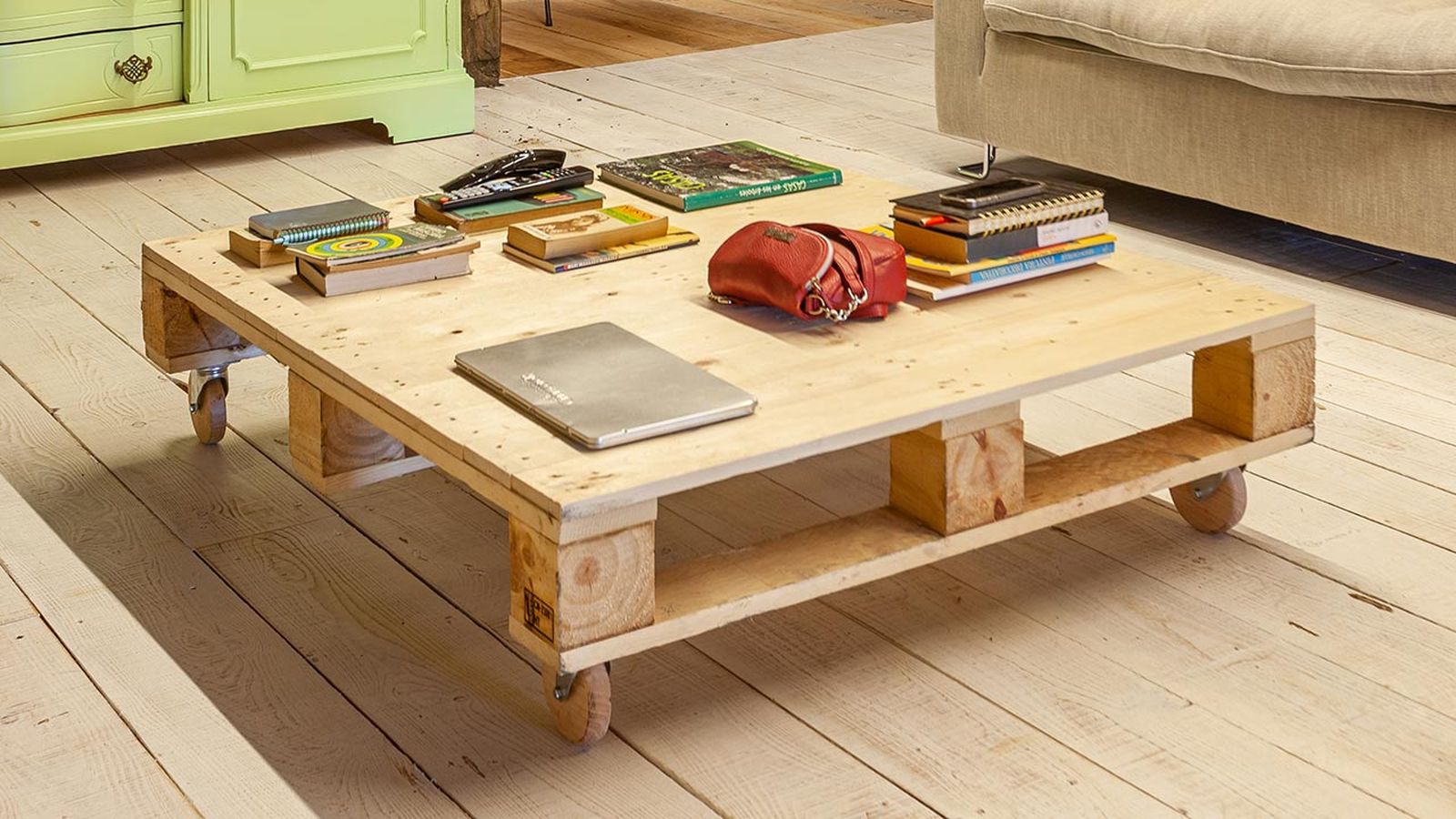 mesa pales ruedas de madera