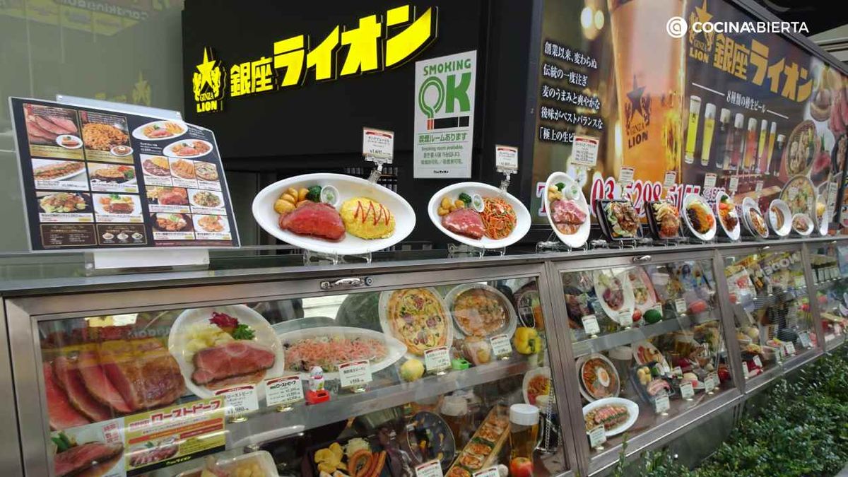 Muchos restaurantes japoneses muestran platos de plástico para identificar qué ofrecen de comer