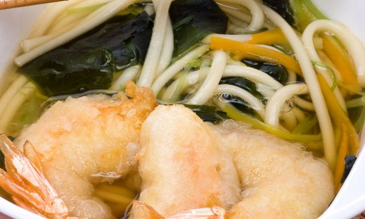 sopa de udon con langostinos en tempura xl