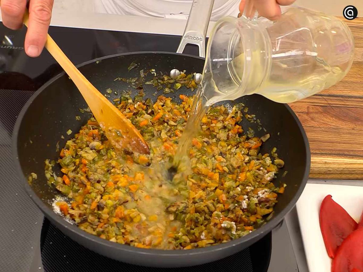 Incorpora la harina y el caldo de verduras