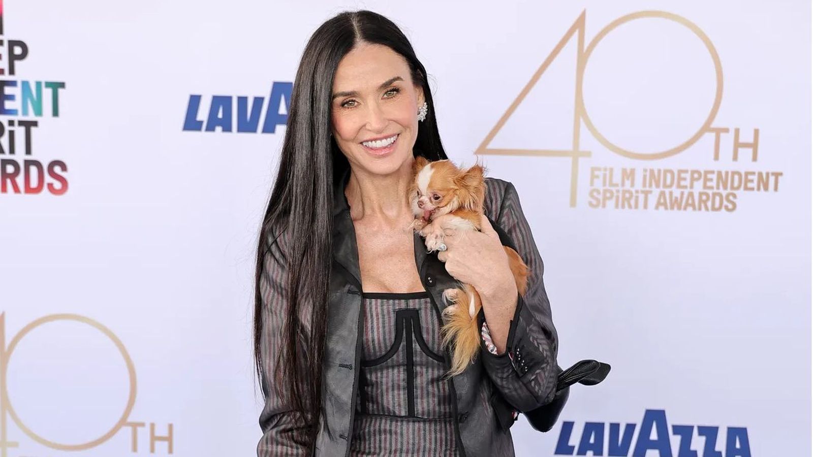Demi Moore en la alfombra roja de los Spirit Awards 2025 junto a su chihuahua Pilaf