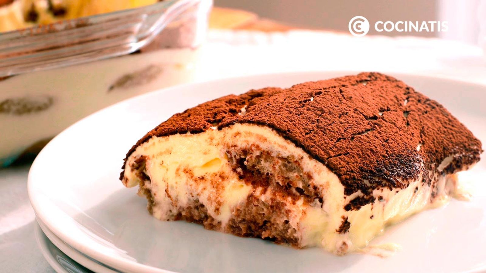 Disfruta del auténtico tiramisú italiano, un postre clásico con capas irresistibles de café y queso mascarpone
