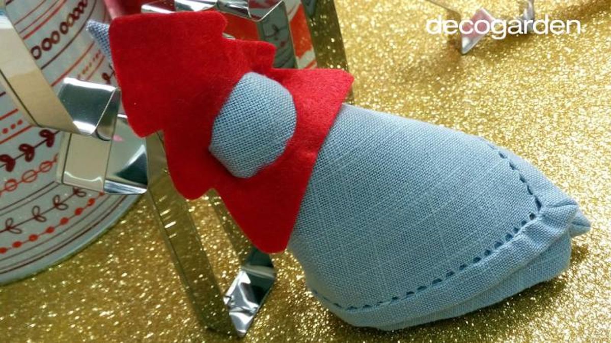 Servilleta con el servilletero de fieltro de Navidad con forma de árbol.