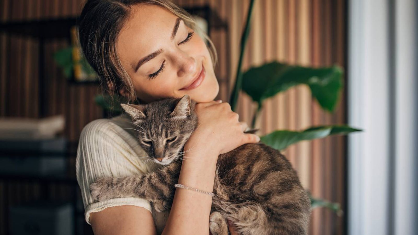La ciencia ha estudiado qué señales funcionan mejor a la hora de atraer la atención de un felino.
