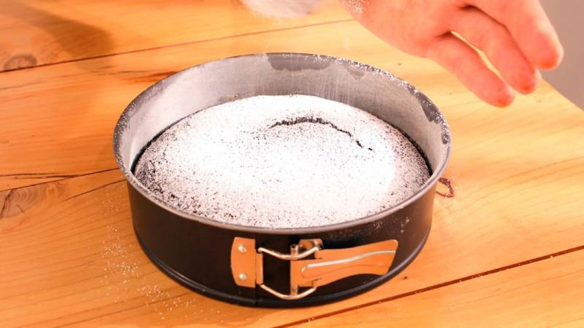 Espolvorea azúcar glas una vez que el bizcocho esté frío