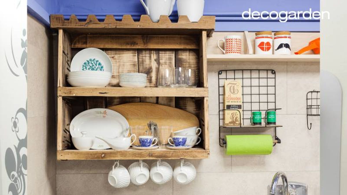 Estantería rústica de madera llena de platos y cuencos.