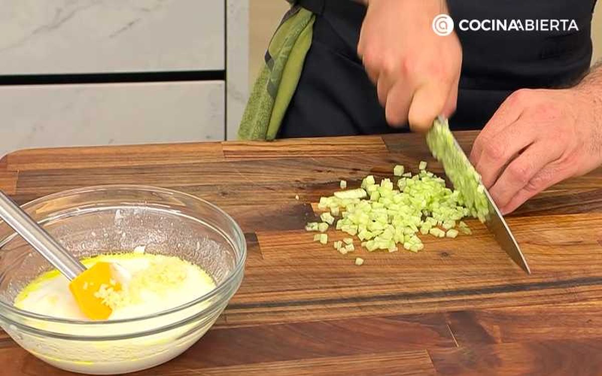 Corta el pepino en daditos pequeños