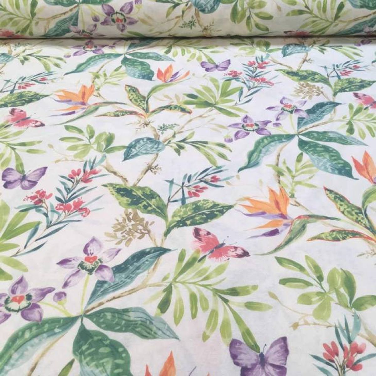 Tela antimanchas con estampado floral.