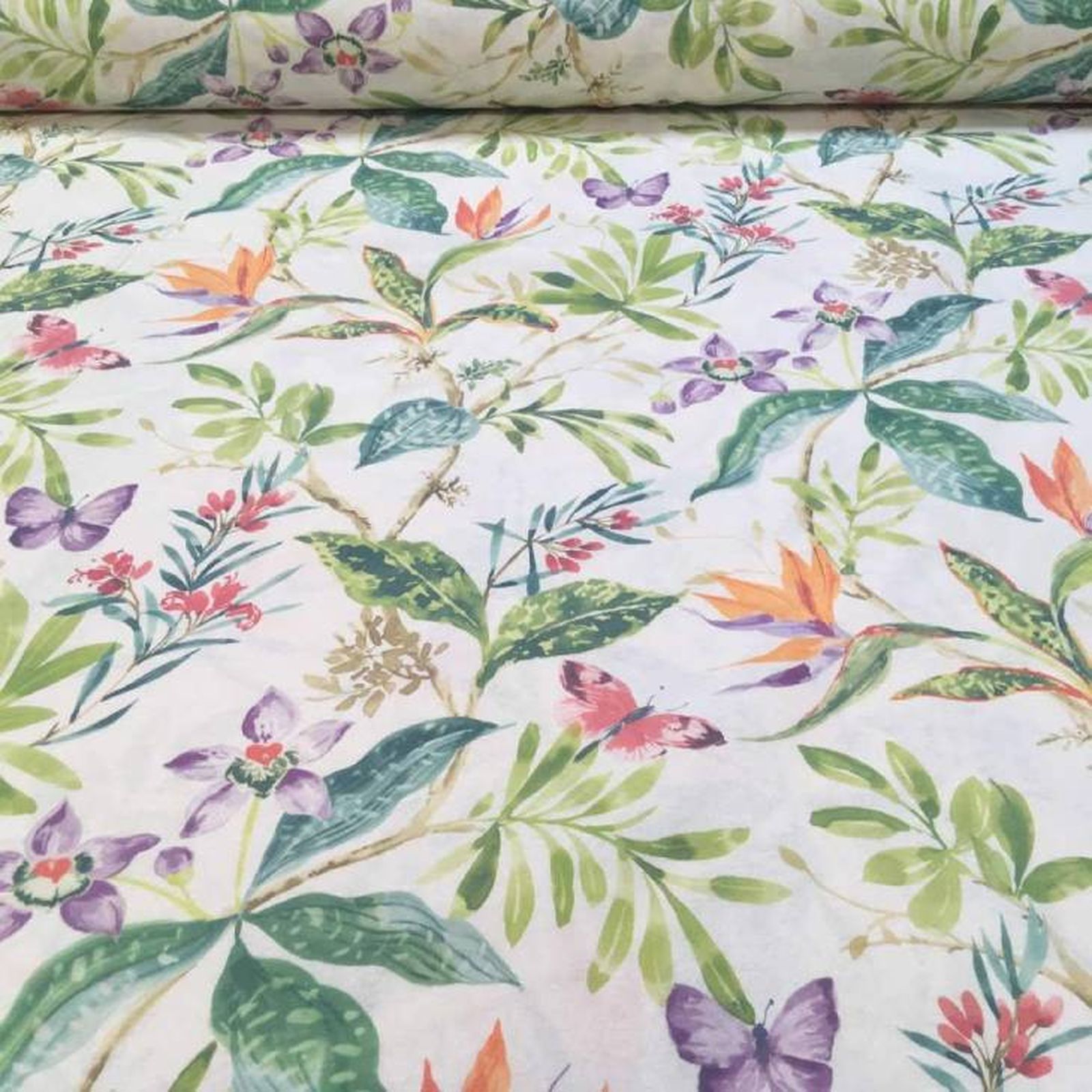 Tela antimanchas con estampado floral.