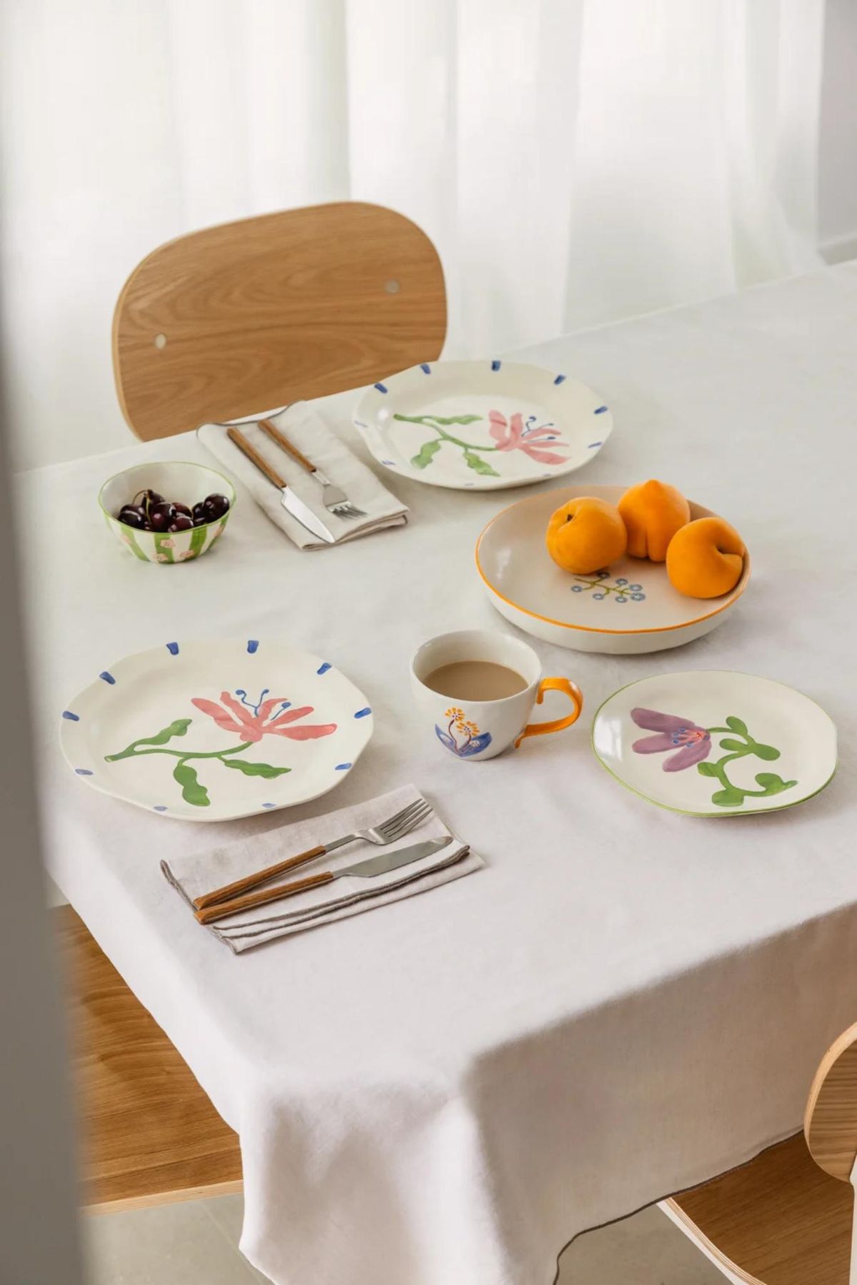 Mesa de comedor con la vajilla Marneda.