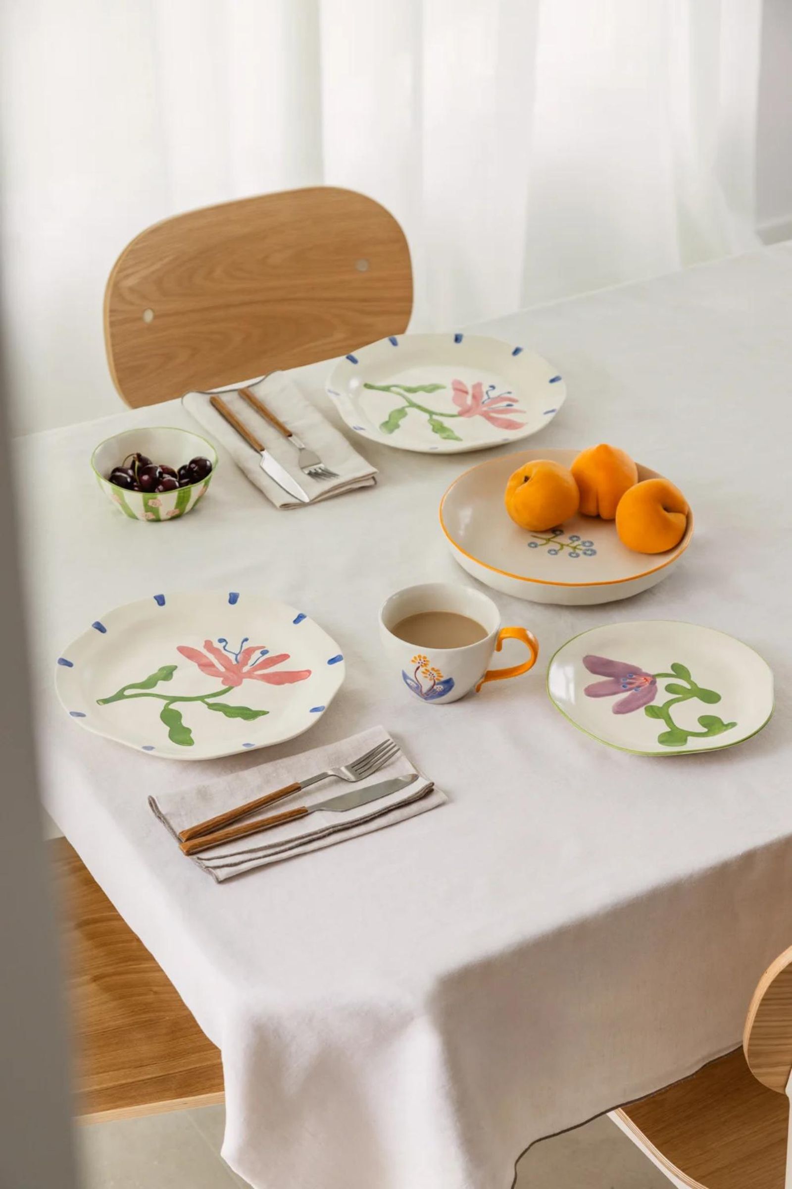 Mesa de comedor con la vajilla Marneda.