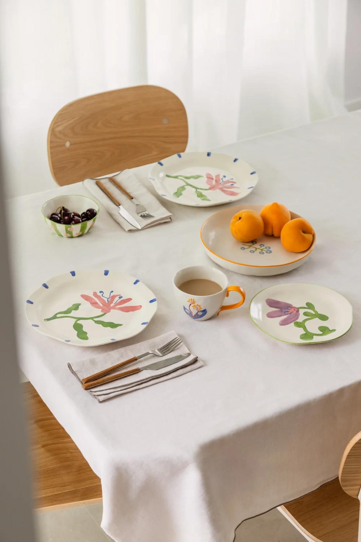 Mesa de comedor con la vajilla Marneda.