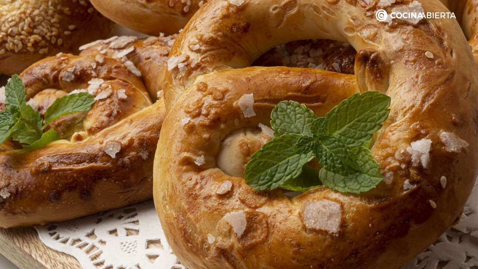Los pretzel se comen acompañado de cerveza en la Oktoberfest
