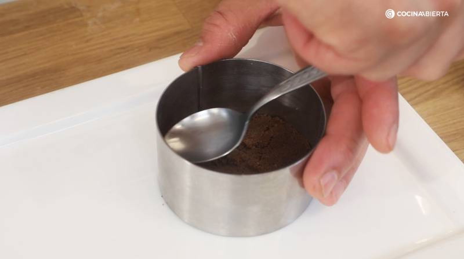 Rellena los moldes con la base de galleta