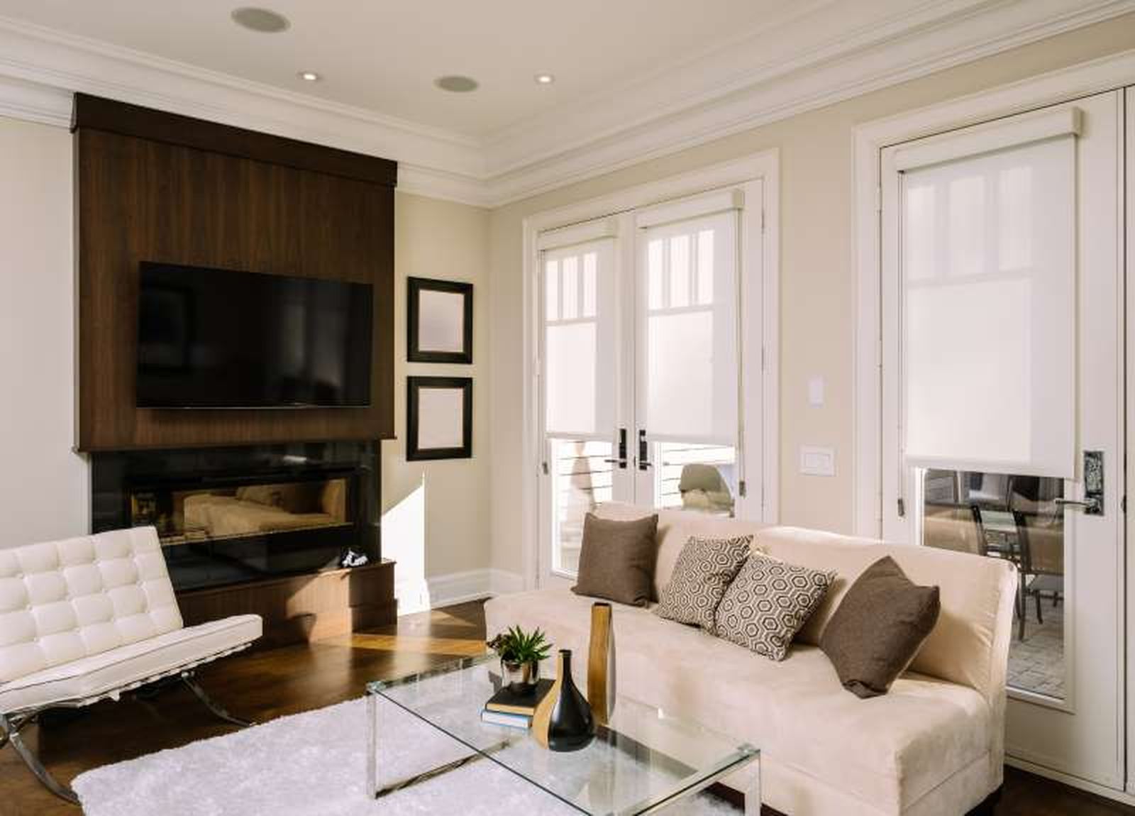 Salón elegante con mesa de cristal rectangular.