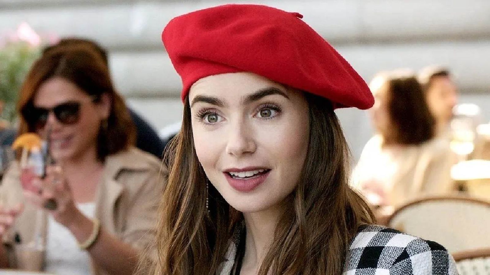 Imagen de la protagonista de Emily in Paris con boina roja