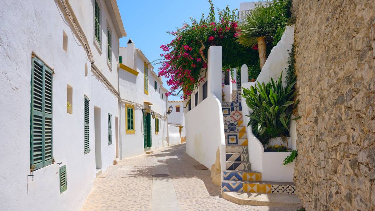 Casas y calles de Ibiza con decoración tradicional.