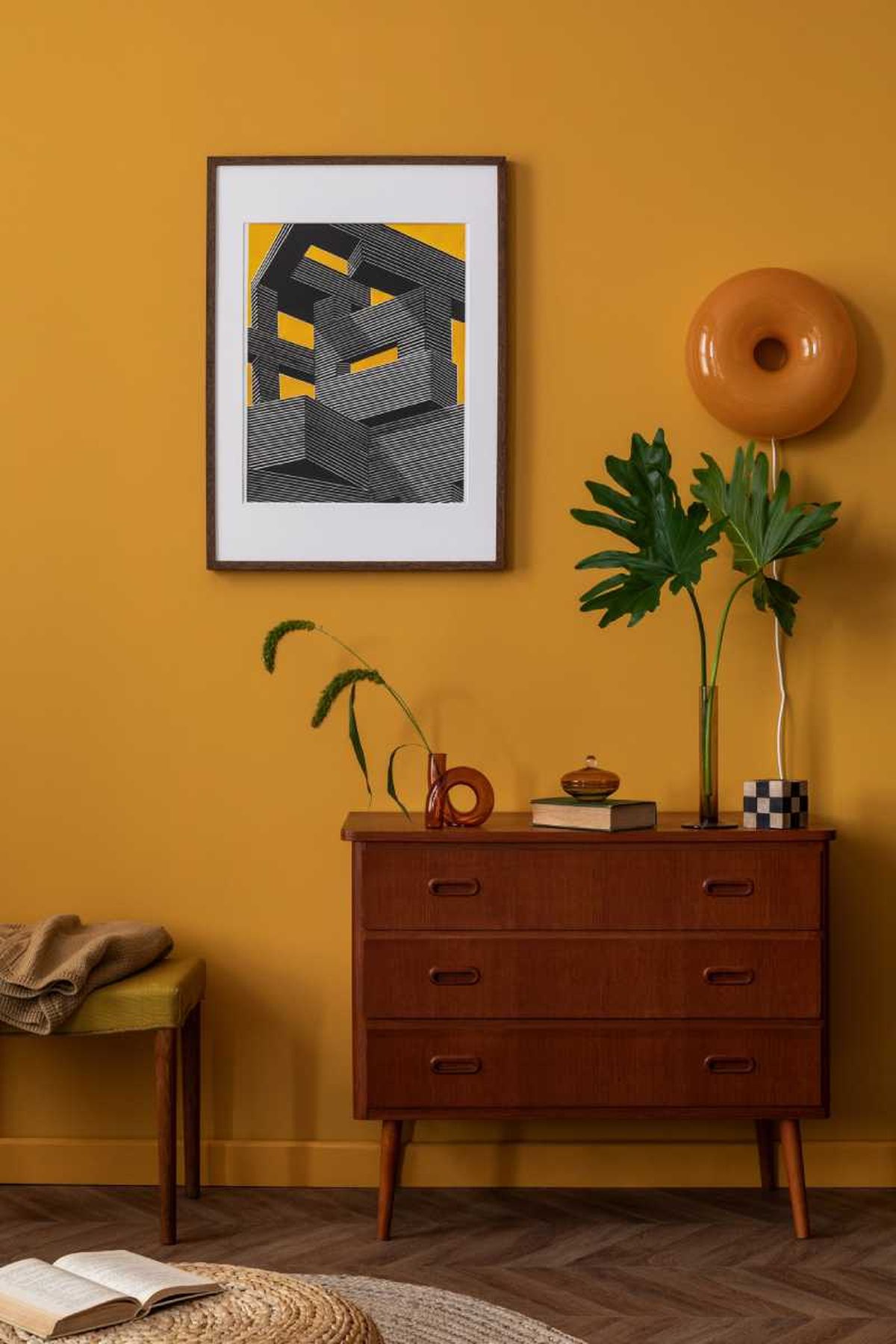 Salón vintage con lámpara donut.