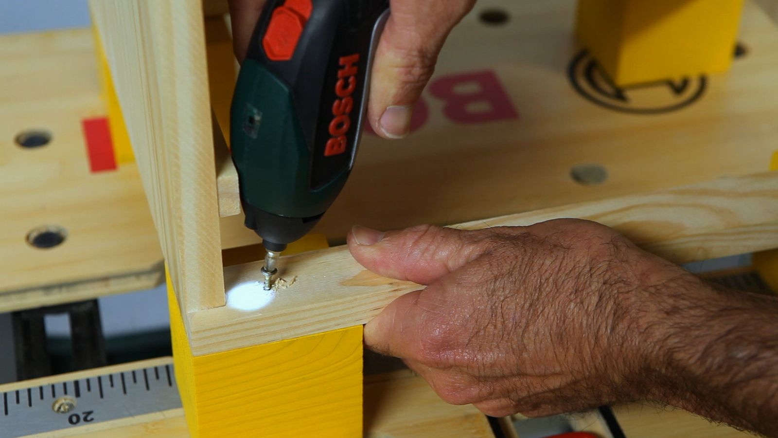 Hacer una mesilla con una cajonera paso 6