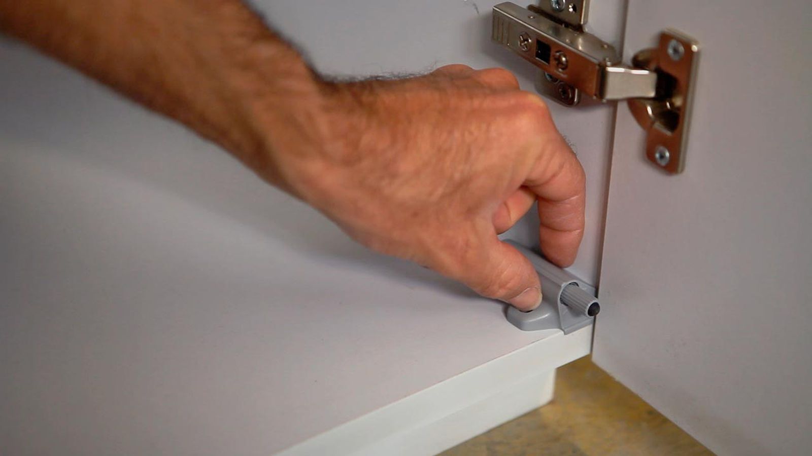 Frenos para puertas de armario paso 3