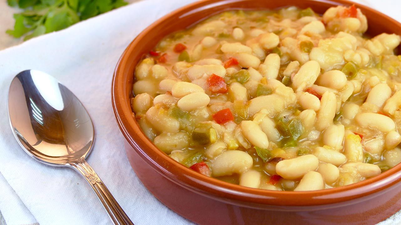 Las alubias blancas son una fuente deliciosa de proteínas y fibra