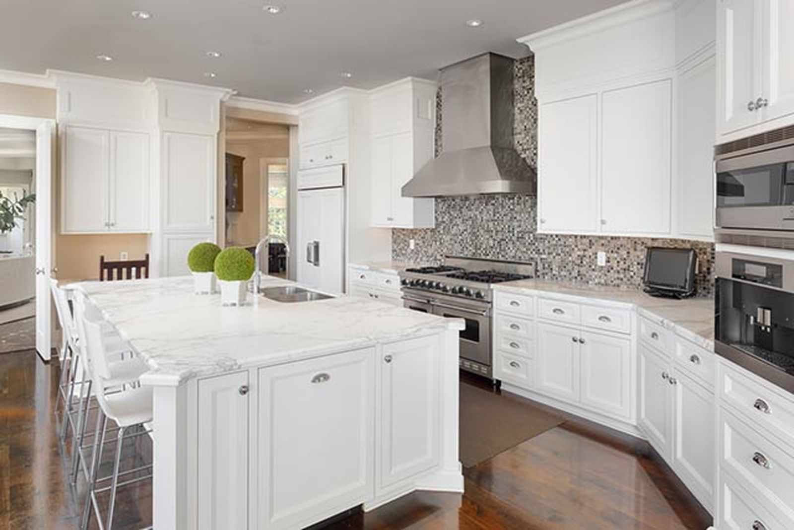 como decorar cocina blanca amplia 1