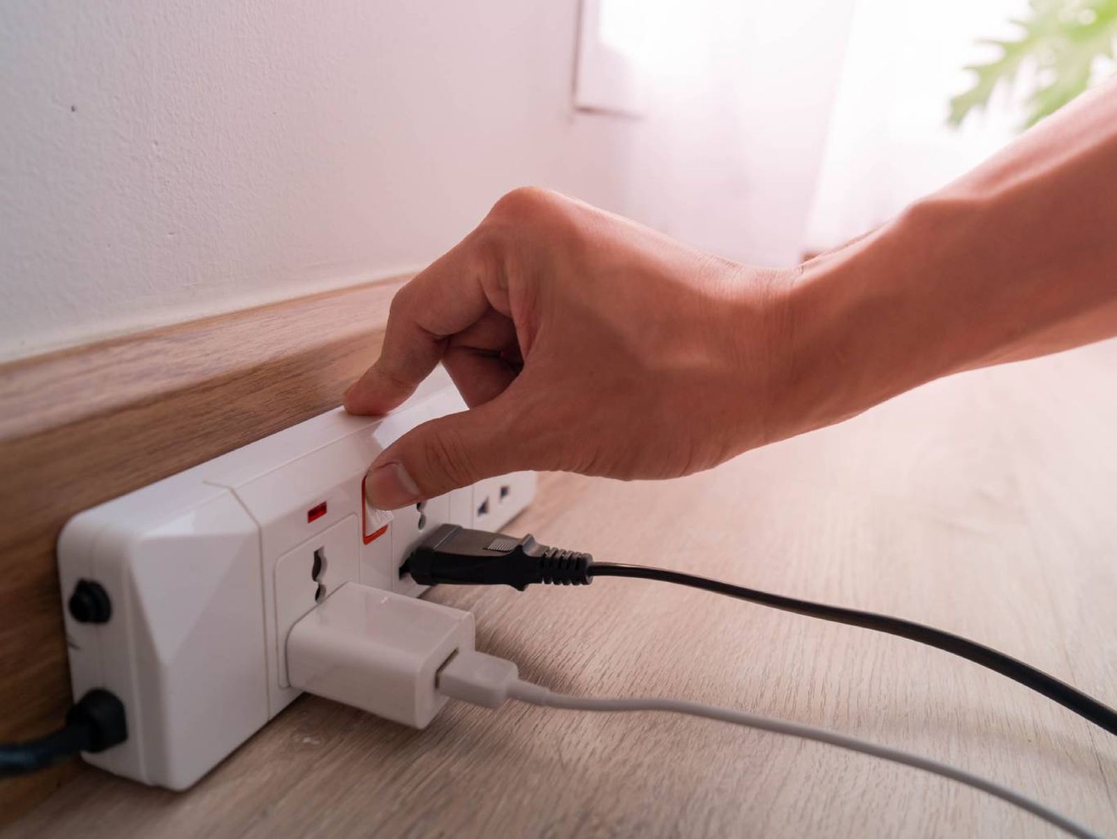 Usar regletas con interruptor permite cortar la corriente de varios dispositivos a la vez y mejorar la seguridad.