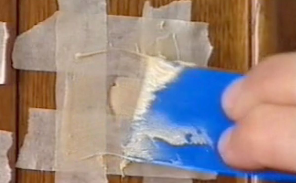 Cómo cambiar el pomo de un armario paso 5