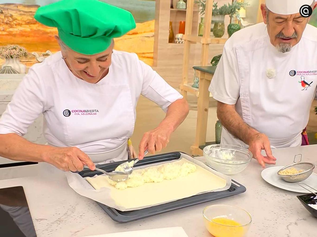 Pon el arroz con leche sobre la lámina de hojaldre
