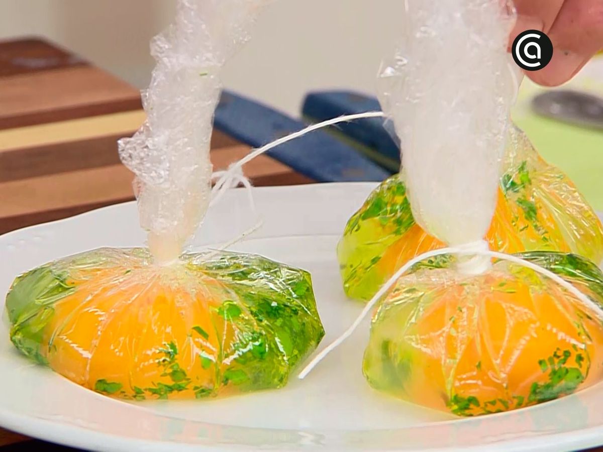 Cómo hacer huevos poché con film - Enrolla los huevos con film y ata con cuerda de cocina