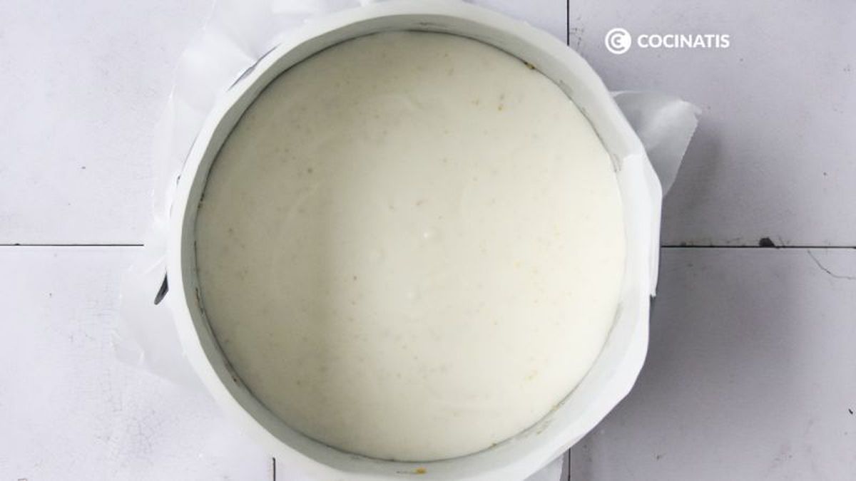 Masa de tarta de queso fresco en el molde
