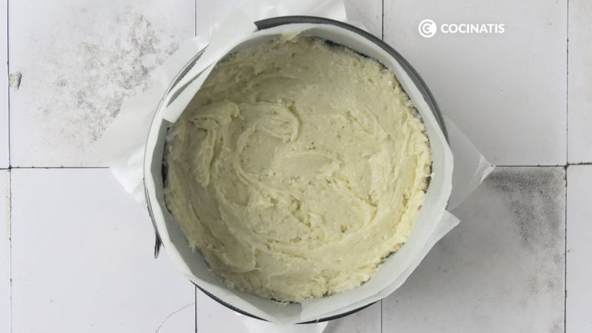 Pasamos la masa del bizcocho al molde