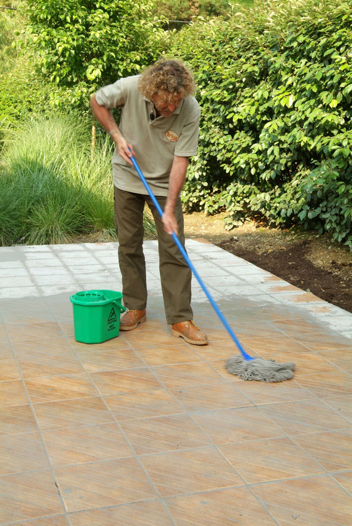 Cómo instalar un suelo exterior cerámico paso 16