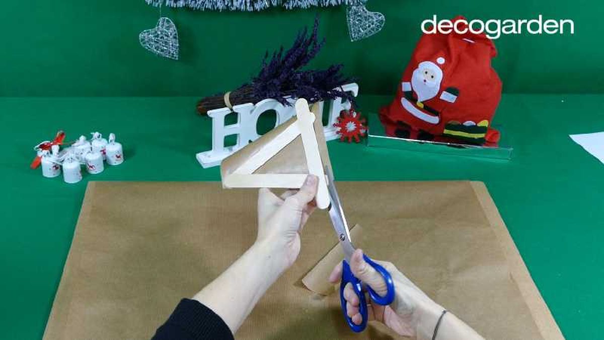 Recortar el sobrante de papel craft.