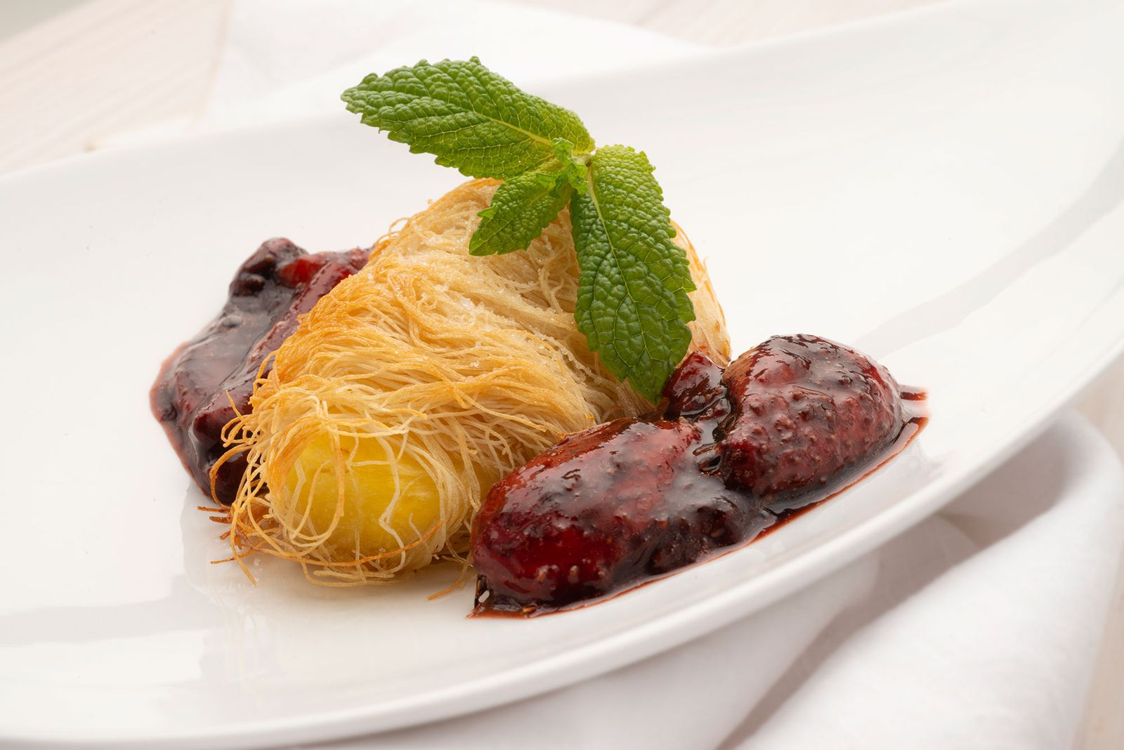 KARL6372 kataifi con piña y salsa de fresas xl