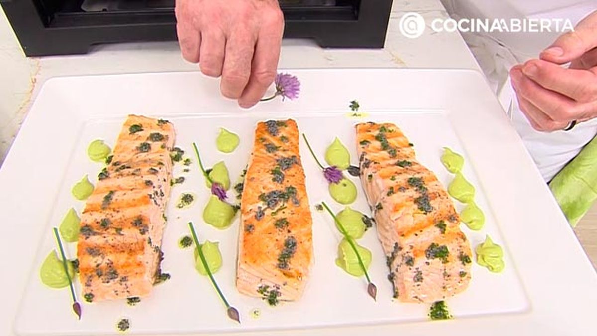salmon a la plancha con crema aguacate y rucula receta karlos arguinano karl67440321 paso5