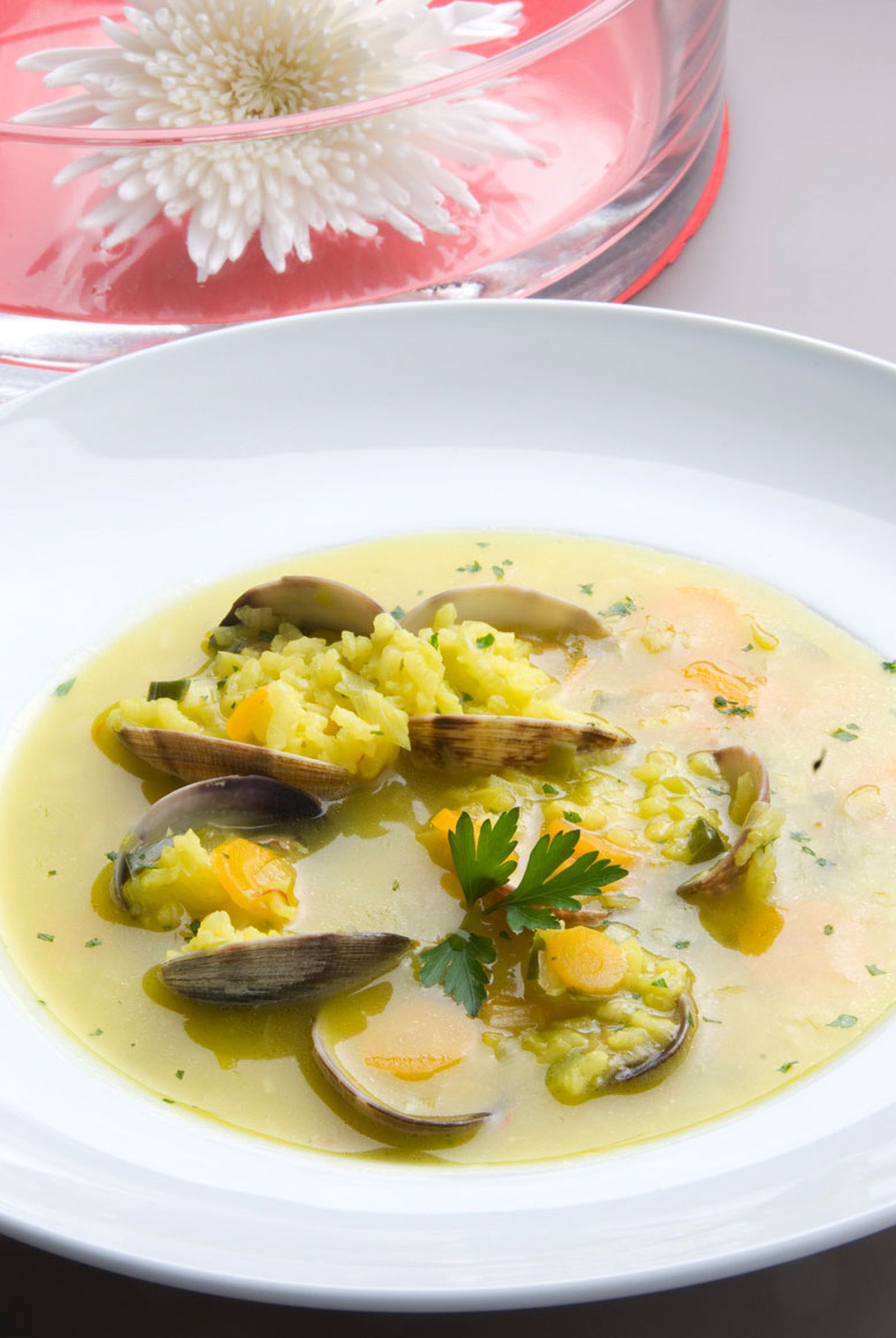 Sopa de arroz con almejas