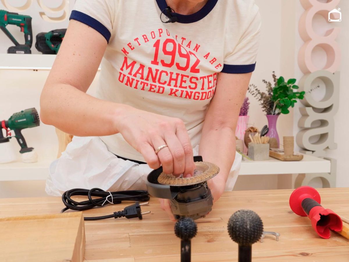 Cambiar el disco de la amoladora angular.