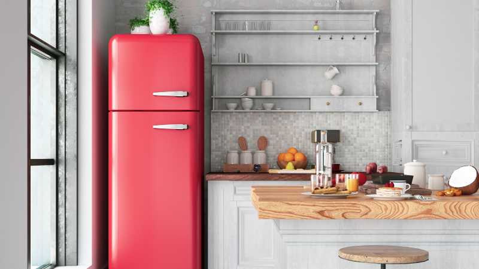 Cocina moderna con refrigerador rojo.