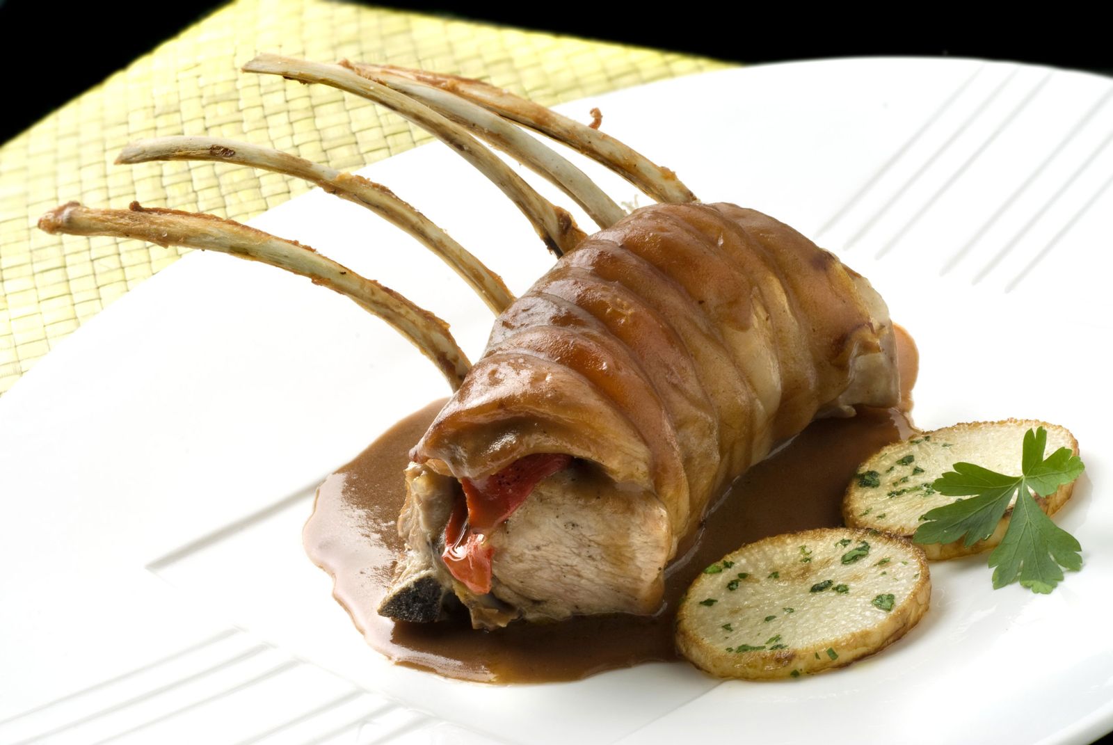 Carré de cordero relleno de piquillo