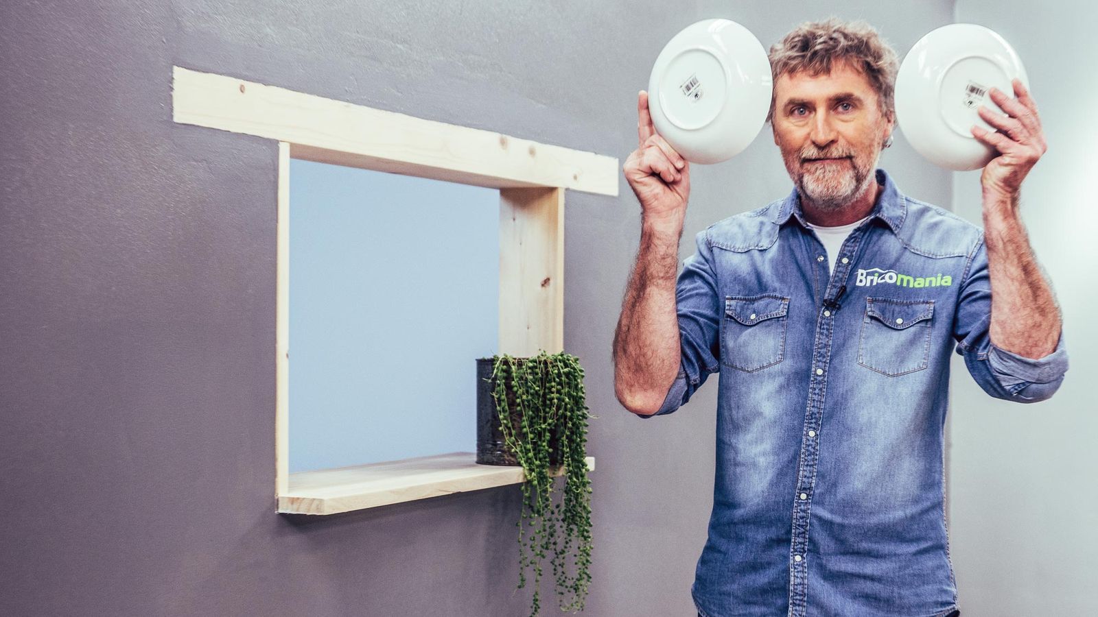 Cómo abrir un pasaplatos en la pared