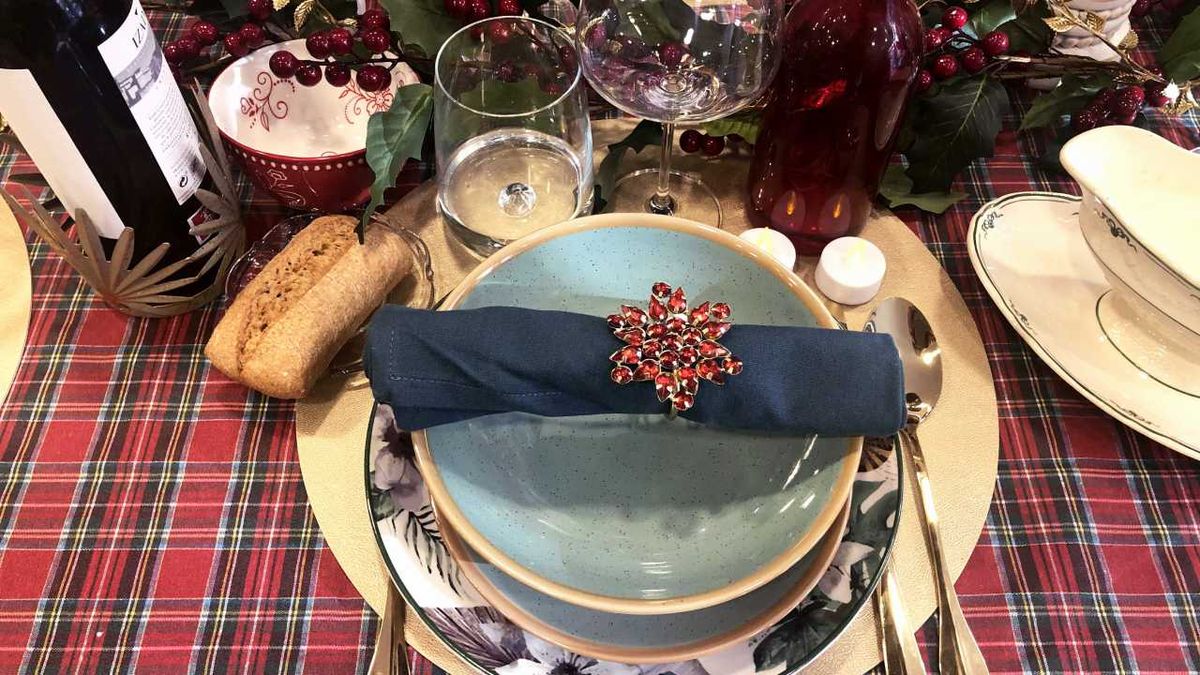 Mesa de Navidad elegante con mantel de tartán.