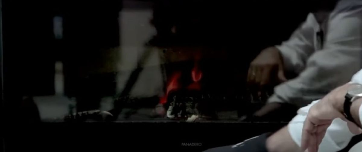 Evita que el humo de la estufa se dispense cerrando el tiro de la puerta