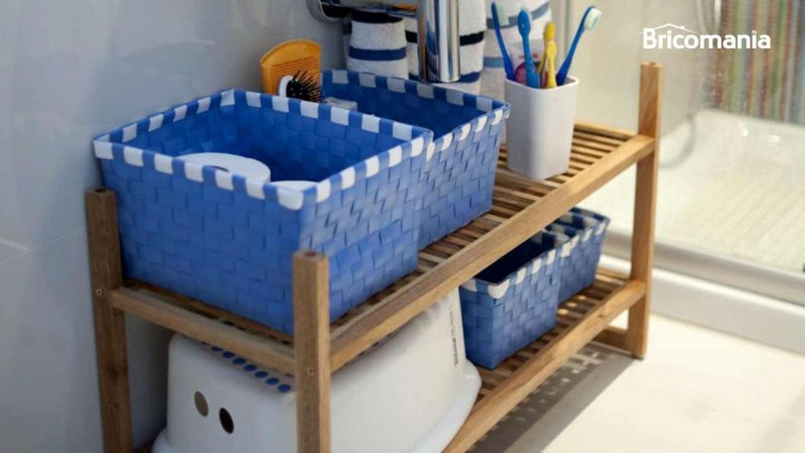 Estantería bajo el lavabo.