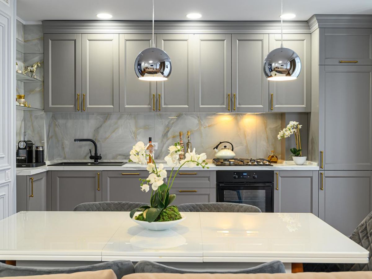 Cocina tradicional con iluminación detrás de los armarios.