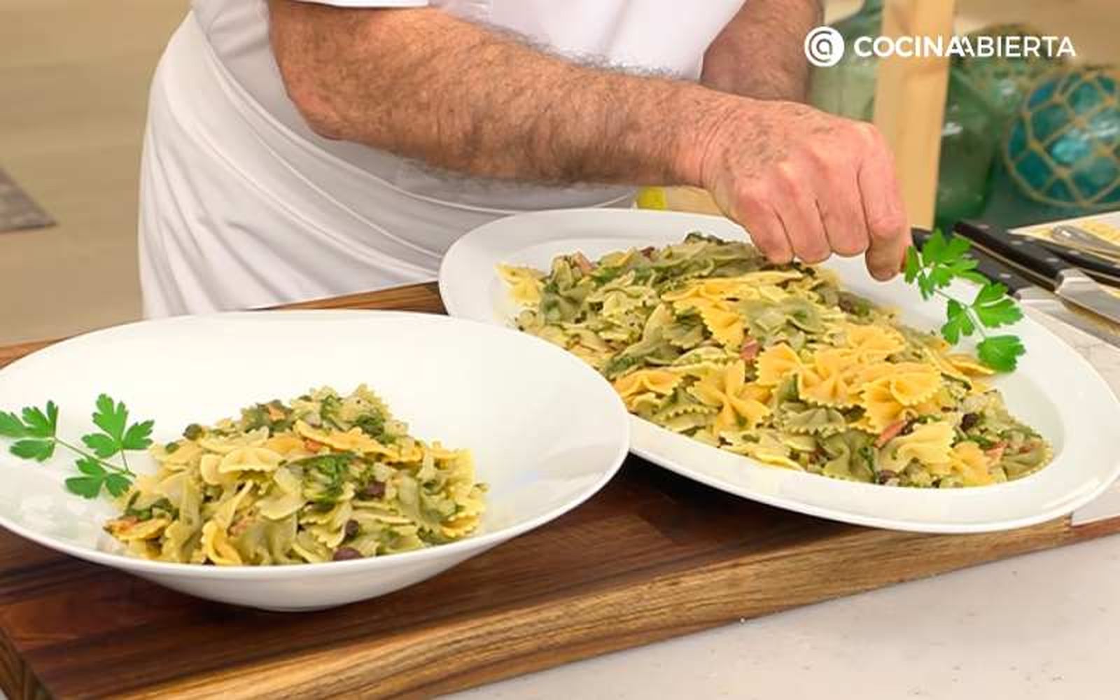 Sirve la pasta con acelgas